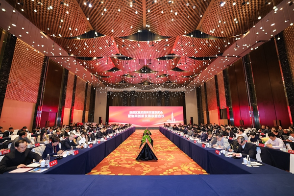 鼓樓區(qū)高校院所黨建聯(lián)席會暨協(xié)同創(chuàng)新發(fā)展聯(lián)盟會議現(xiàn)場。鼓軒攝