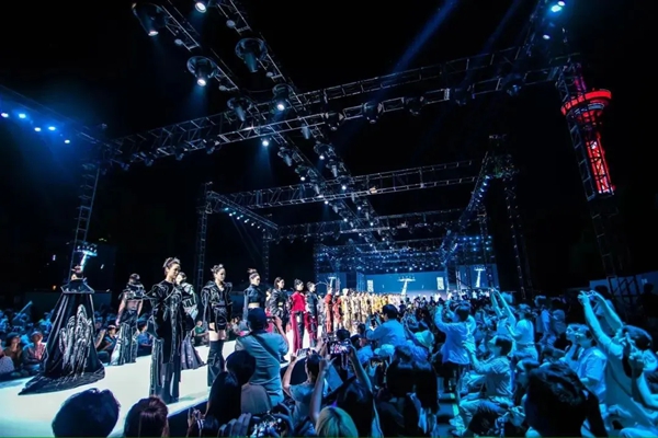 南藝520畢業(yè)展演嘉年華開幕式走出校園圍墻。鼓軒攝