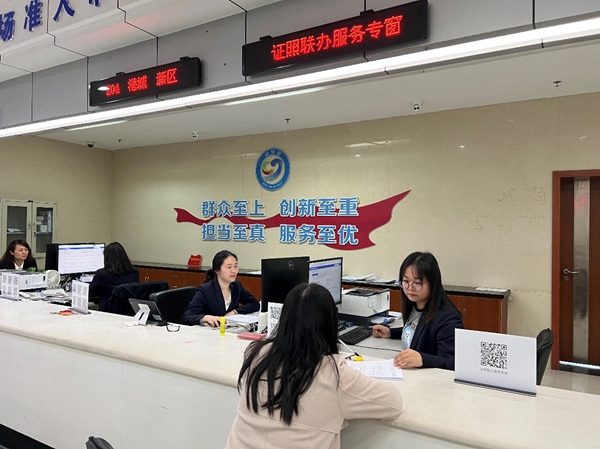 靖江“證照聯(lián)辦”服務專窗。范珺攝