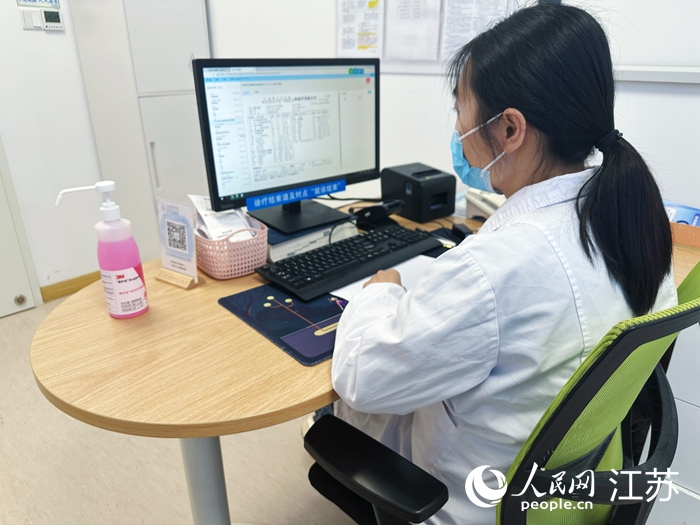 江蘇省省級機關醫(yī)院醫(yī)師張鈺在調取患者外院檢查報告。人民網(wǎng) 周夢嬌攝