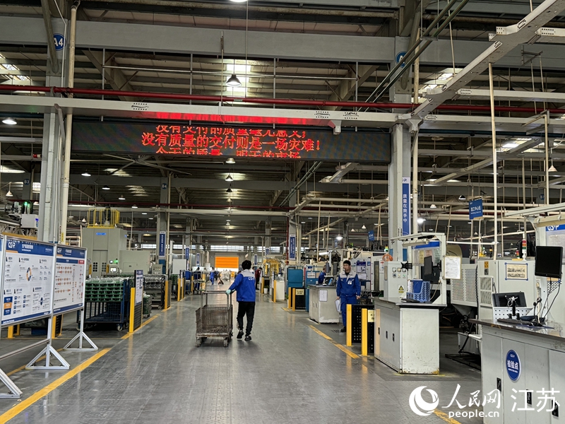 冠盛汽配智能車間里干凈整潔。人民網(wǎng) 楊維瓊攝