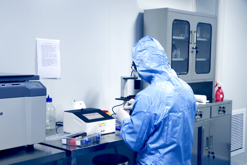 帆博醫(yī)療研發(fā)人員在檢測真核生物培養(yǎng)液中的含糖量。企業(yè)供圖