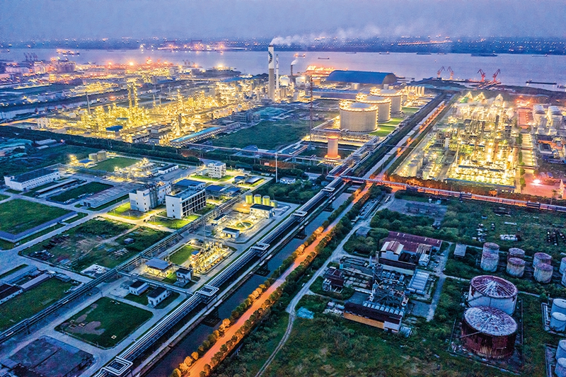 新浦化學(xué)夜間生產(chǎn)場景。泰興經(jīng)濟開發(fā)區(qū)供圖