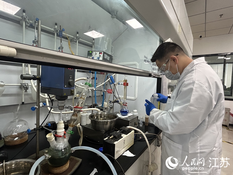 夏禾科技工作人員正在做結(jié)晶純化實驗。人民網(wǎng) 王丹丹攝