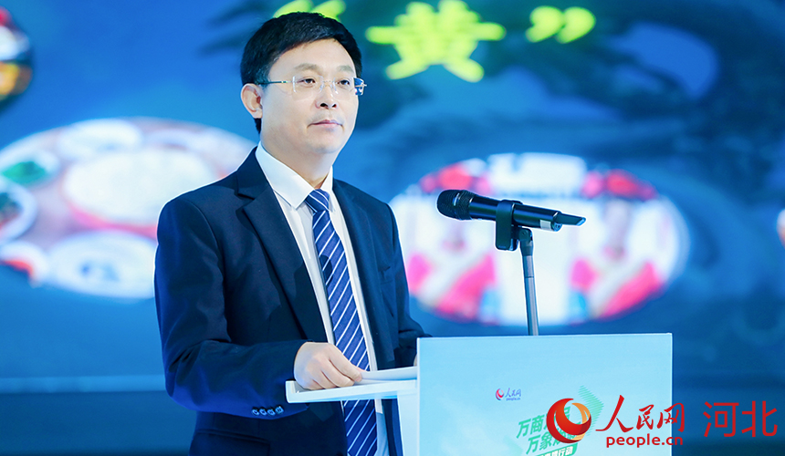 青龍滿族自治縣委副書記、縣政府縣長(zhǎng)張義金作推介。人民網(wǎng)記者 李兆民攝
