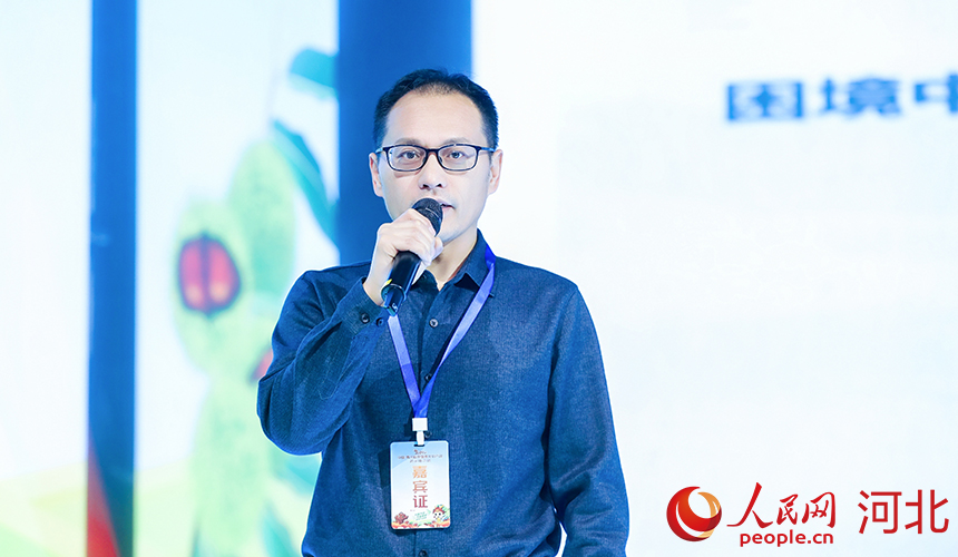 河北省農(nóng)林科學(xué)院科技成果轉(zhuǎn)化部部長(zhǎng)李順國(guó)介紹如何通過(guò)技術(shù)賦能，實(shí)現(xiàn)青龍板栗產(chǎn)業(yè)高質(zhì)量發(fā)展。人民網(wǎng)記者 周博攝