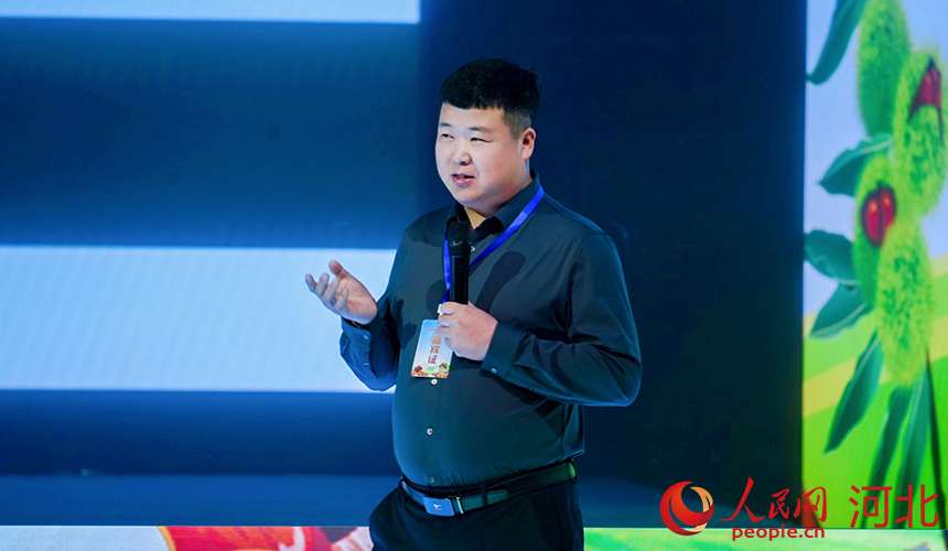 青龍滿族自治縣?？缔r(nóng)農(nóng)業(yè)發(fā)展有限公司總經(jīng)理肖鳳林介紹青龍板栗如何“出圈”。人民網(wǎng)記者 李兆民攝