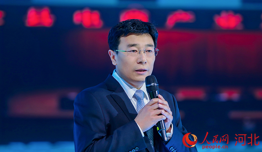 青龍滿族自治縣委常委、縣政府常務(wù)副縣長(zhǎng)張德龍介紹青龍如何抓電商工作。人民網(wǎng)記者 周博攝