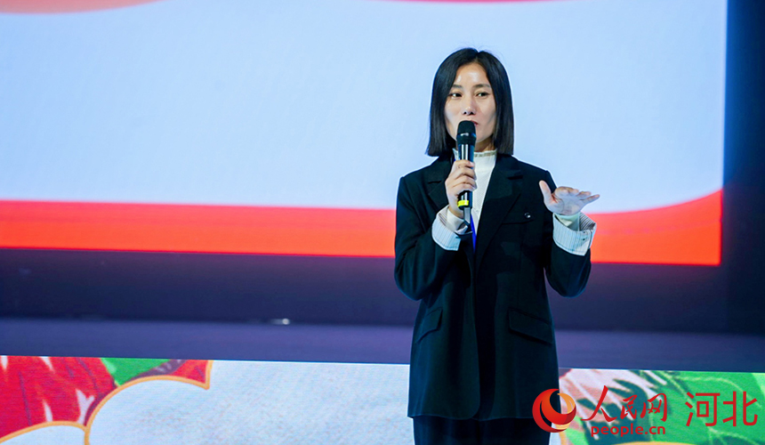 青龍板栗代言人韓文亮講述自己如何通過(guò)直播電商將青龍板栗帶出大山。人民網(wǎng)記者 李兆民攝