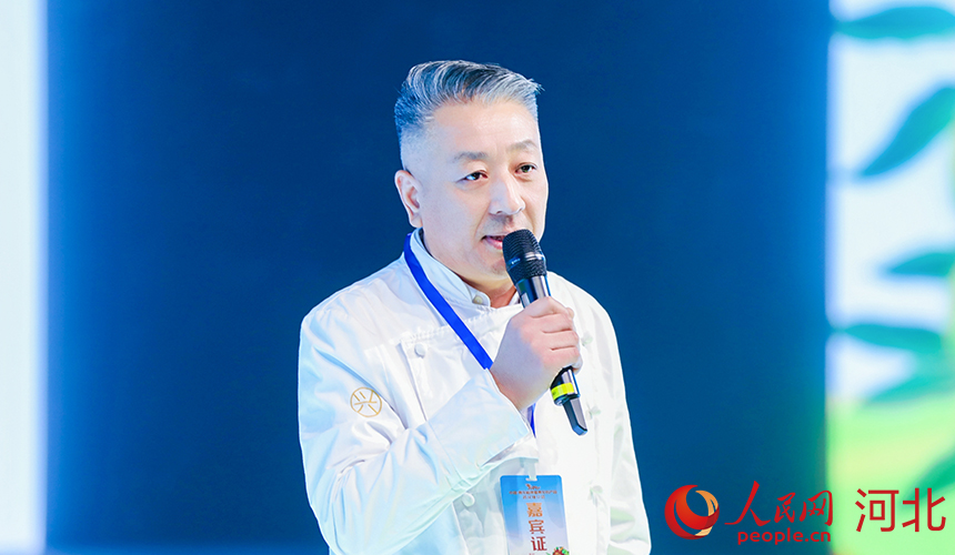 中糧豐通食品有限公司首席研發(fā)董力介紹高端烘焙食品中如何融入青龍板栗元素。人民網(wǎng)記者 周博攝