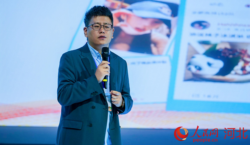 秦皇島鴻醇科技有限公司總經(jīng)理時(shí)嵩分享了打造青龍板栗網(wǎng)紅產(chǎn)品心得。人民網(wǎng)記者 李兆民攝