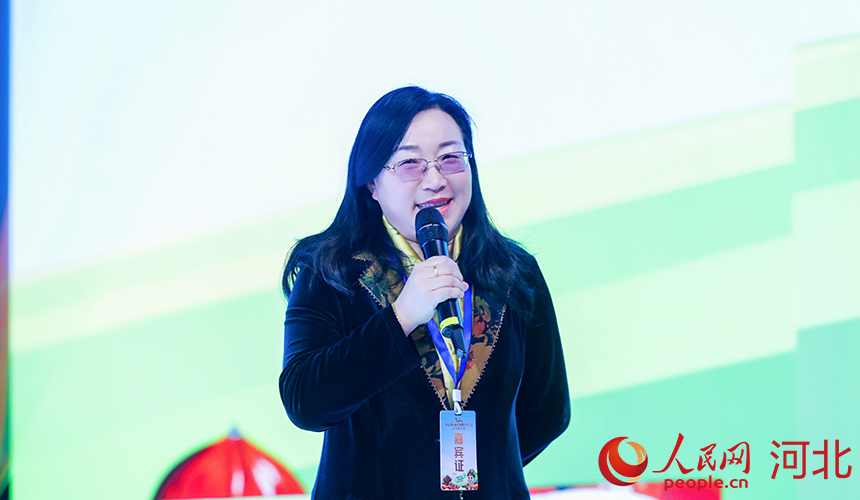 秦皇島市禾采農(nóng)業(yè)科技開發(fā)有限公司總經(jīng)理?xiàng)钫浞窒砹碎_發(fā)青龍板栗面條的心路歷程。人民網(wǎng)記者 周博攝