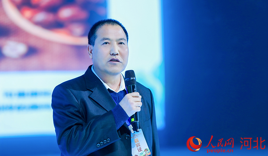 青龍滿族自治縣百峰貿(mào)易有限公司總經(jīng)理韓云庭分享青龍板栗如何打開日本市場(chǎng)的故事。人民網(wǎng)記者 周博攝