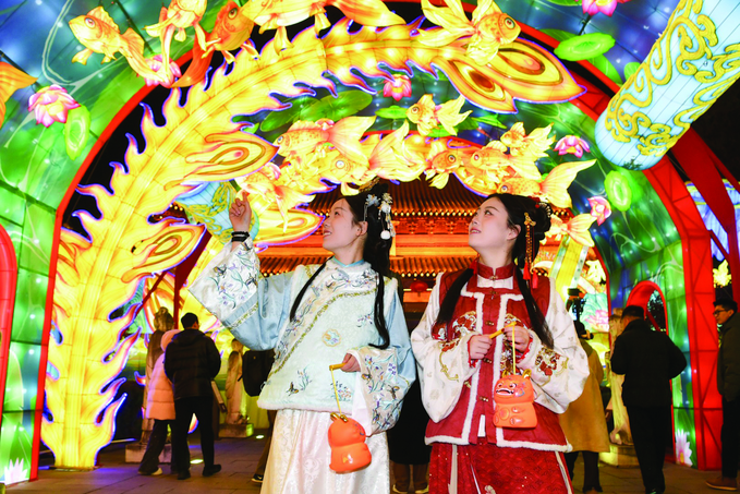 圖為30日晚，大成殿內(nèi)的燈組開始調(diào)試