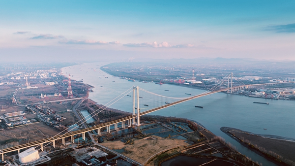 航拍寧揚長江大橋（龍?zhí)哆^江通道）。胡馨芳攝