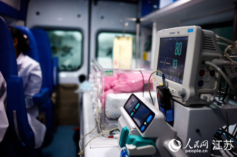 南京市兒童醫(yī)院救護(hù)車配齊ECMO、新生兒呼吸機(jī)等設(shè)備。人民網(wǎng)記者 馬曉波攝