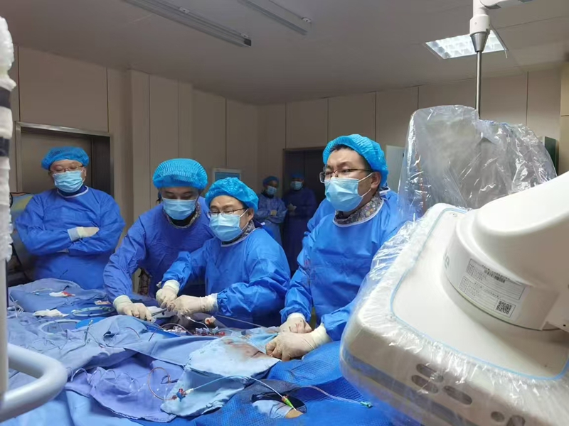 張喜文團(tuán)隊(duì)為李奶奶做主動(dòng)脈瓣置換手術(shù)。受訪者供圖