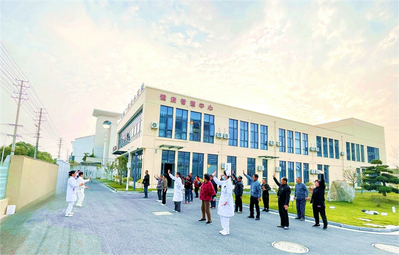 泰州姜堰區(qū)張甸鎮(zhèn)中心衛(wèi)生院醫(yī)生帶領(lǐng)慢病患者運(yùn)動(dòng)康復(fù)。受訪者供圖