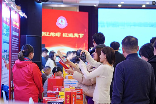 推介會現(xiàn)場人潮涌動。關(guān)洪磊攝