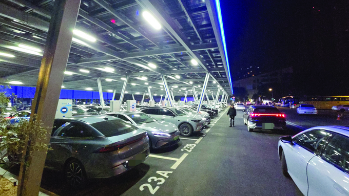 幾乎每個(gè)充電樁都在使用,還有不少車(chē)輛在排隊(duì)等待