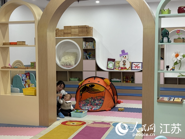 菊花里社區(qū)黨群服務(wù)中心一樓是兒童活動區(qū)。人民網(wǎng) 楊維瓊攝