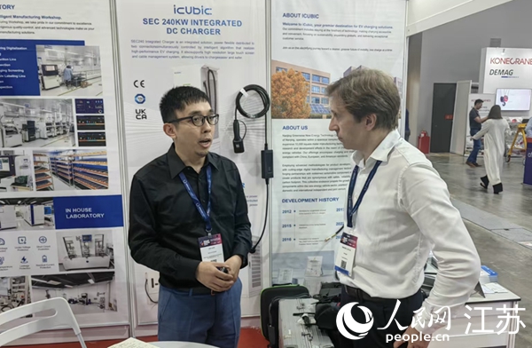 陳昕航向外商介紹充電樁產(chǎn)品。人民網(wǎng) 楊維瓊攝 