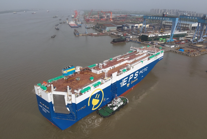 一新造船舶在長江揚(yáng)州段下水。揚(yáng)州海事局供圖