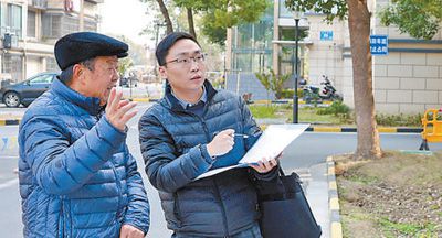 江蘇省無錫市惠山區(qū)洛社鎮(zhèn)干部向居民了解加裝電梯需求。楚克旭攝