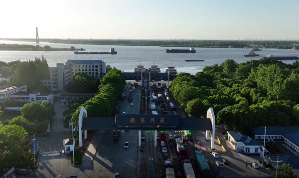 1月14日，正在鎮(zhèn)揚(yáng)汽渡排隊(duì)等候的車輛。鎮(zhèn)江海事局供圖