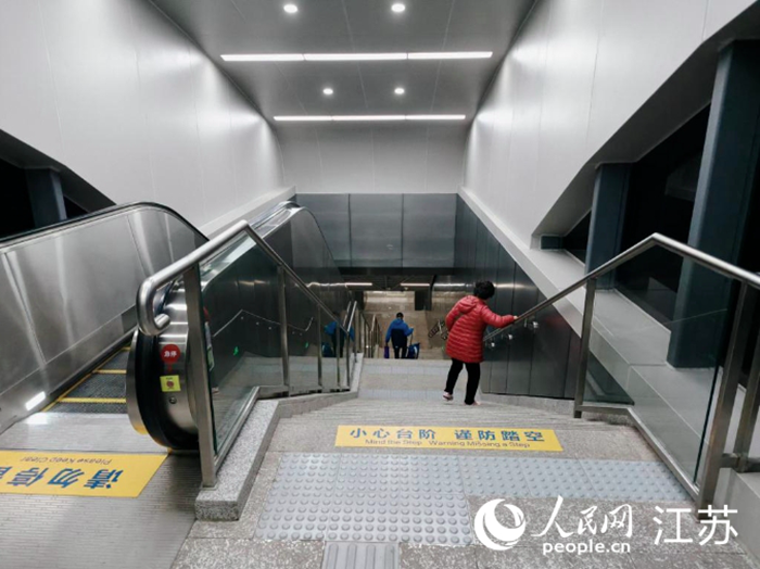 南京地鐵7號線西善橋站缺失下行扶梯和直梯，老人、帶行李乘客進站不便。人民網(wǎng) 鞠峰攝