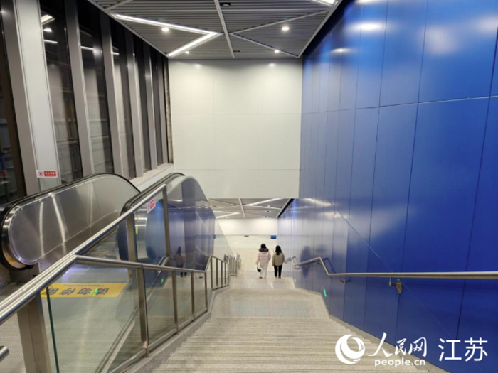 南京地鐵7號線鐘阜路站某出入口。 人民網(wǎng) 鞠峰攝