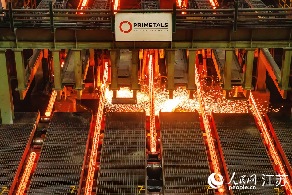 東方特鋼煉鋼廠內(nèi)，1000多度的鋼坯從全自動(dòng)化的連鑄機(jī)上依次拉出，火花四濺。人民網(wǎng) 江楠攝