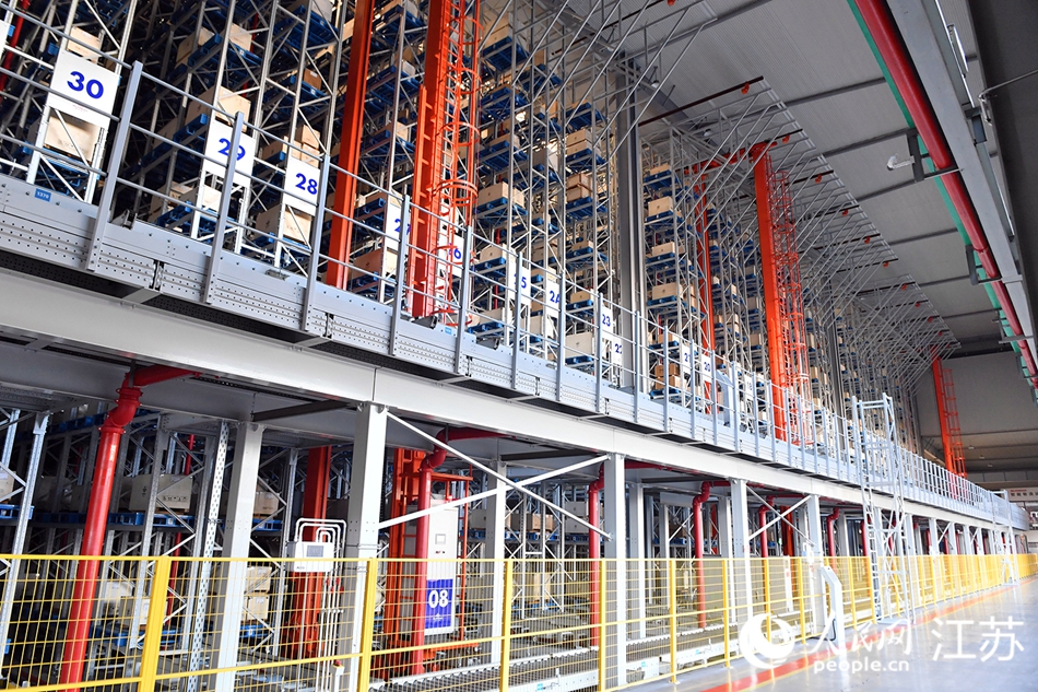 國茂股份總裝車間內(nèi)的全自動立體倉庫占地1萬平方米。人民網(wǎng) 趙登巖攝