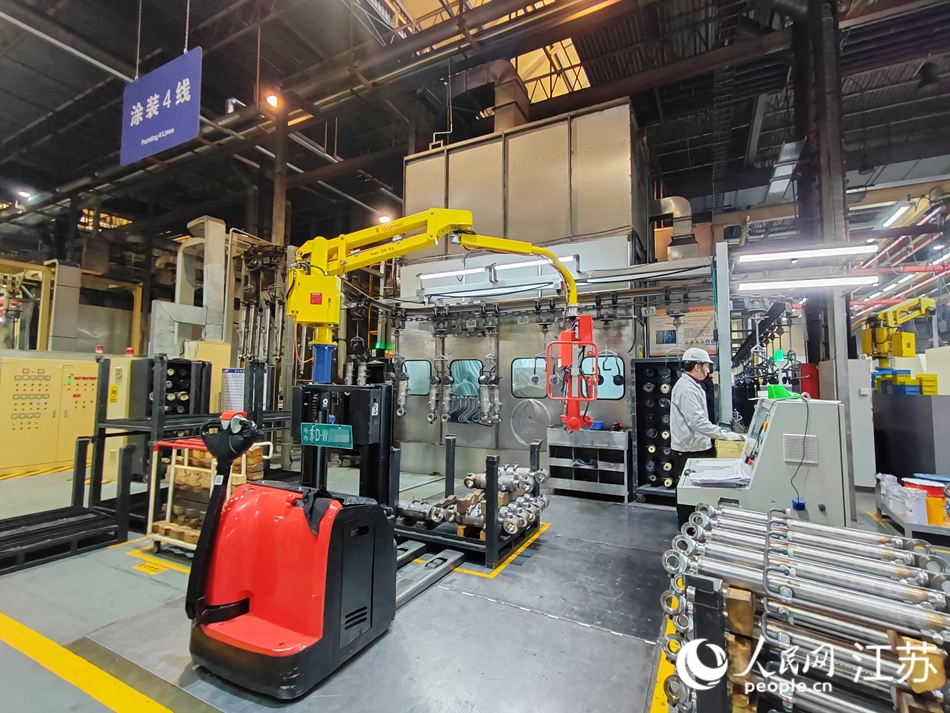 恒立液壓車(chē)間內(nèi)，機(jī)械臂進(jìn)行噴涂作業(yè)。人民網(wǎng) 江楠攝