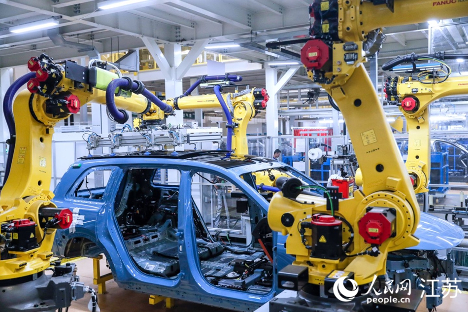 機(jī)械臂正在組裝理想汽車。人民網(wǎng) 趙登巖攝