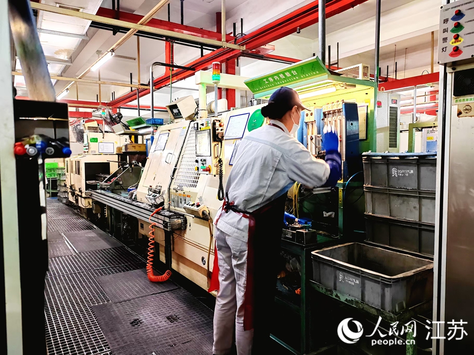 康普瑞員工對(duì)機(jī)器自動(dòng)檢測(cè)的結(jié)果進(jìn)行抽檢。人民網(wǎng) 江楠攝