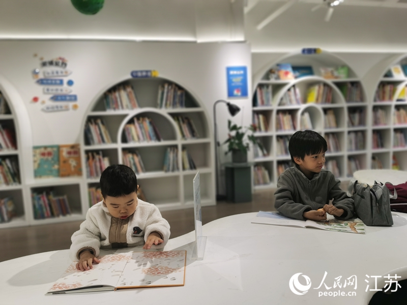 鄰里中心免費閱讀空間。人民網(wǎng)記者王繼亮攝