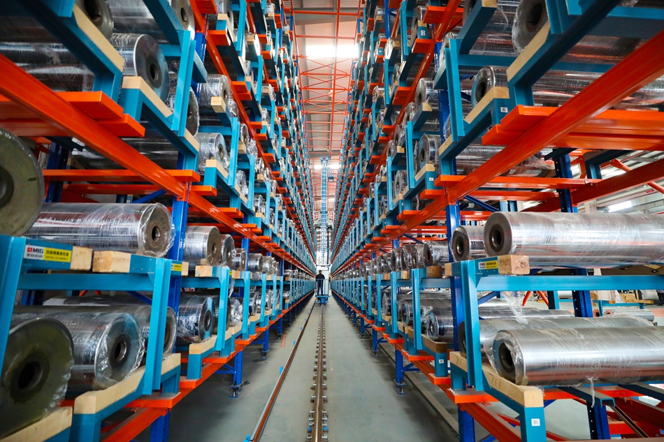 沭陽縣一家企業(yè)的智能化倉儲車間。 丁華明 攝