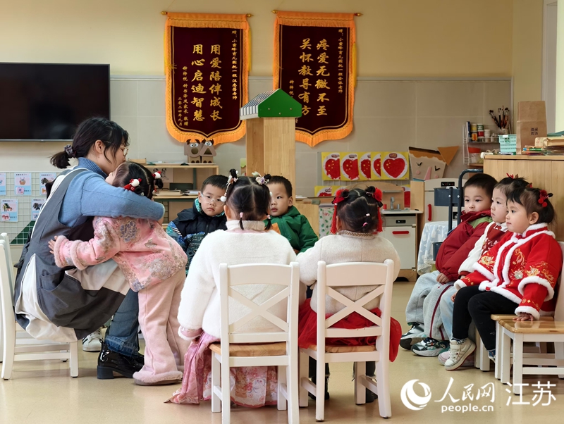 身上掛個“娃”，是育兒園老師的常態(tài)。人民網(wǎng)記者 馬曉波攝