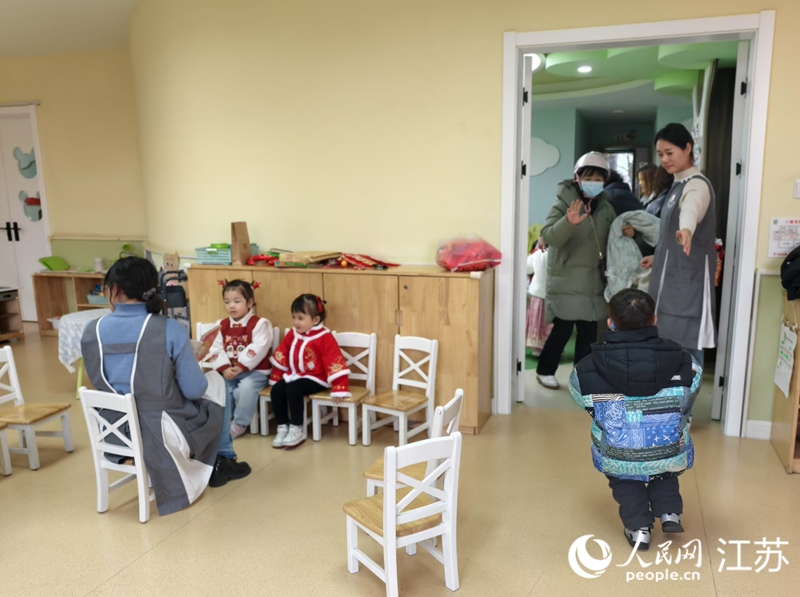 下班了，家長來育兒園接孩子。人民網(wǎng)記者馬曉波攝