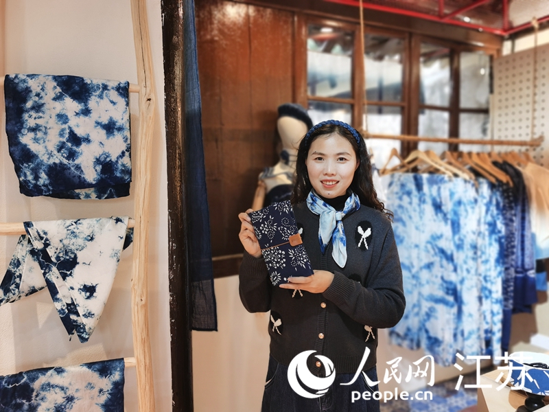 李秀秀設計制作的藍印花布作品。人民網(wǎng)記者 王繼亮攝