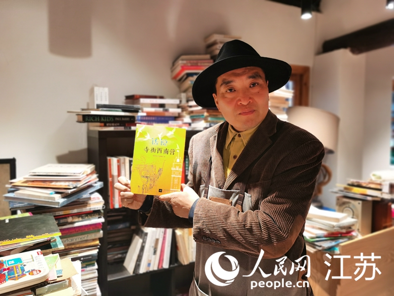 韓先慧新采購的書籍。人民網(wǎng)記者 王繼亮攝