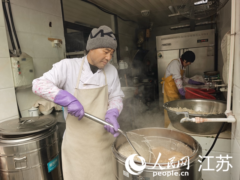 許大建正在調配包子餡料。人民網(wǎng)記者 王繼亮攝