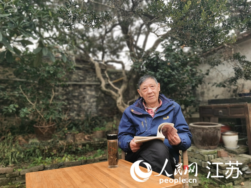 徐芹在自家小院內(nèi)小憩。人民網(wǎng)記者 王繼亮攝