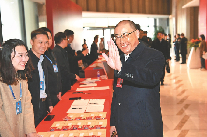 昨日，省人大代表陸續(xù)向大會報到。本報記者 吳勝 朱江 蔣文超 萬程鵬 攝