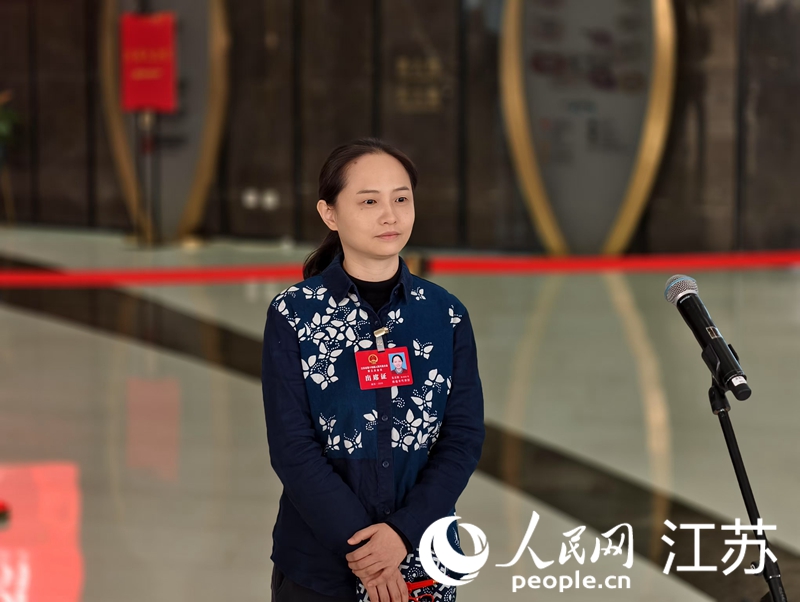 江蘇省人大代表、南通藍(lán)印花布博物館館長吳靈姝走上“代表通道”。人民網(wǎng)記者 馬曉波攝