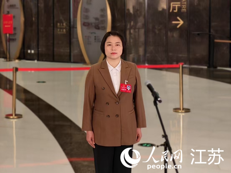 江蘇省人大代表、盱眙縣黃花塘鎮(zhèn)蘆溝社區(qū)黨總支書記徐玲。人民網(wǎng)記者 馬曉波攝
