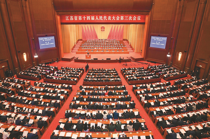 1月19日，江蘇省第十四屆人民代表大會第三次會議在江蘇大會堂隆重開幕。人大代表們肩負(fù)著全省人民的信任和重托，步入江蘇大會堂，認(rèn)真履行憲法和法律賦予的神圣職責(zé)。 本報記者 吳勝 朱江 蔣文超 萬程鵬 攝