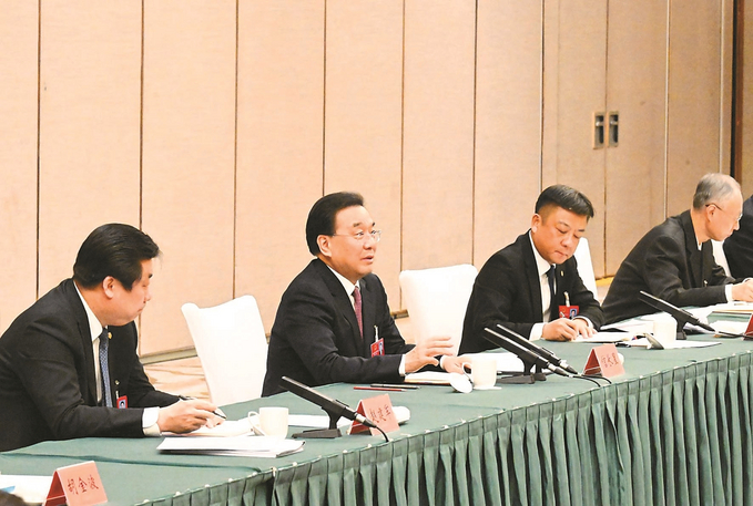 1月19日下午，省人大代表、省委書記信長星來到他所在的無錫代表團(tuán)，與代表們一起審議政府工作報(bào)告。 本報(bào)記者 吳勝 攝