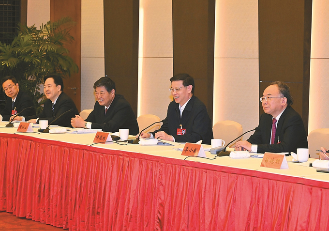 1月19日下午，省人大代表、省長許昆林到所在的常州代表團(tuán)，與代表們一起審議政府工作報告。 本報記者 朱江 攝